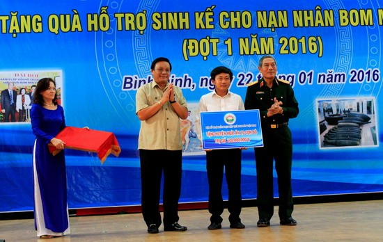 Gifts presented to victims of bombs and landmines in Binh Dinh province - ảnh 1